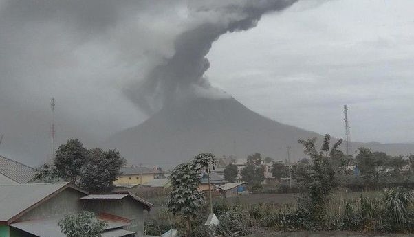 Berita Sinabung: Gunung Sinabung Erupsi Lagi, Masyarakat Dilarang Beraktivitas di Zona Merah, Ini Rinciannya