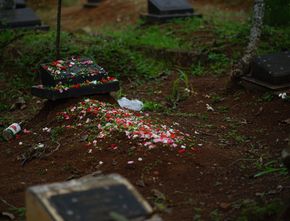 Hiiii... Ketahuan Nongkrong di Atas Jam 8 Malam, Warga Surabaya Bakal Diangkut ke Makam Keputih