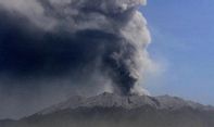 10 Penerbangan Dibatalkan, Hujan Abu Vulkanik Gunung Raung Masih Terjadi