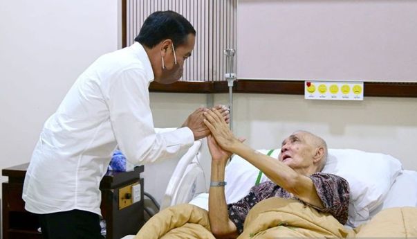Presiden Jokowi Jenguk Try Sutrisno di RSPAD: Kita Berdoa Semoga Pak Try Segera Diberikan Kesembuhan