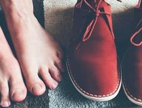 Kaki Bau Karena Sepatumu Kehujanan? Lakukan 4 Langkah Sederhana Ini