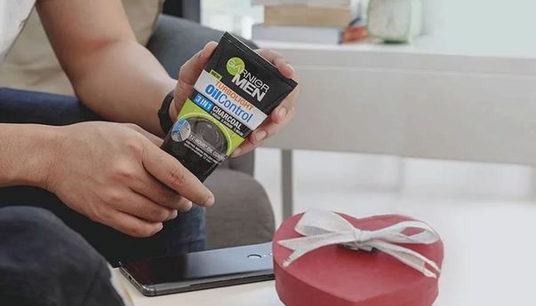 Hilangkan Kusam dengan Sabun Pemutih Wajah Pria Ini