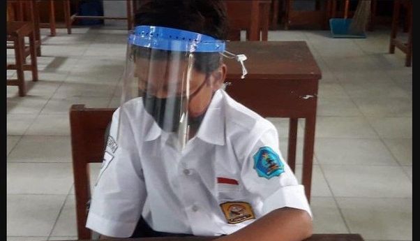 Berita Jateng: Tak Memiliki Smartphone, Siswa SMPN 1 Rembang Ini Tetap Berangkat ke Sekolah