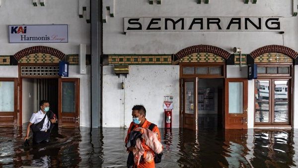 Dikepung Banjir 21 Titik di Semarang Tergenang Air, Ada yang Setinggi 75 cm