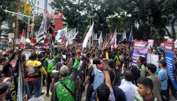 Ratusan Ojol Demo di Gedung DPRD DKI, Ancam Tak Pilih Lagi Para Legilastor Jika ERP Diterapkan