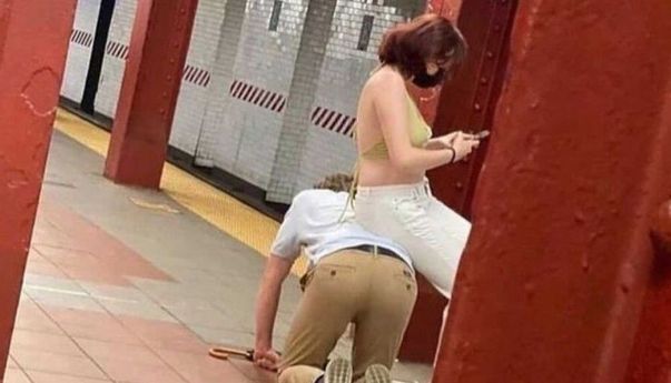 Duduk di Punggung Pacar Sebagai Kursi untuk Menunggu Kereta, Aksi Perempuan Ini Tuai Hujatan Netizen