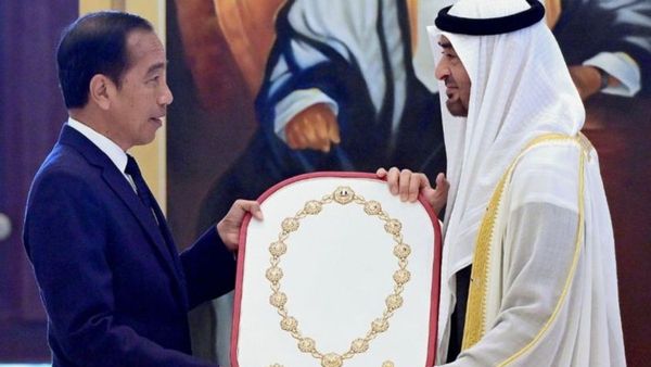 Jokowi Terima Penghargaan Sipil Tertinggi ‘Order of Zayed’ dari MBZ