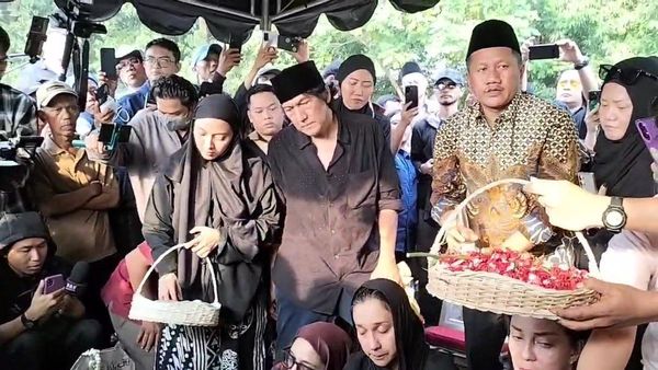 Ikang Fawzi Lepas Kepergian Marissa Haque: Kalau Allah yang Memanggil Istriku, Aku Ikhlas