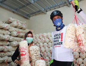 Di Tengah Pandemi, UMKM Kerupuk Yogi Semarang Serap Karyawan Korban PHK