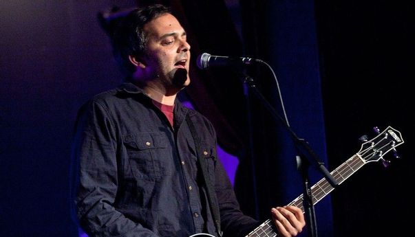 Adam Schlesinger Meninggal setelah Berjuang Melawan Covid-19