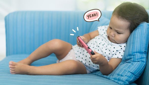 Bayi Main Gadget Sendiri, Ini Bahaya yang Mungkin Mengintai Bayi