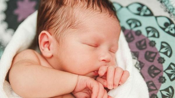 Penyebab dan Cara Mengatasi Kepala Bayi Berkeringat