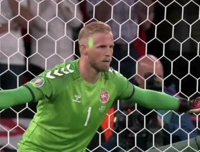 Euro 2020: Tak Terpuji, Fans Inggris Tembakkan Laser Ke Wajah Kasper Schmeichel