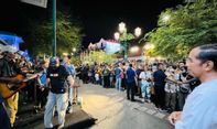 Momen Jokowi Nikmati Suasana Malam di Malioboro: Dengarkan Nyanyian Seniman Jalanan dan Sapa Warga