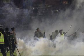 Menelisik Argumen Polisi Pakai Gas Air Mata, Akar Sebab Jatuhnya Ratusan Korban Tewas di Stadion Kanjuruhan?