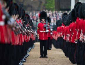Penasaran Kenapa Topi Tentara Inggris di Istana Buckingham Dibuat Tinggi? Begini Alasannya