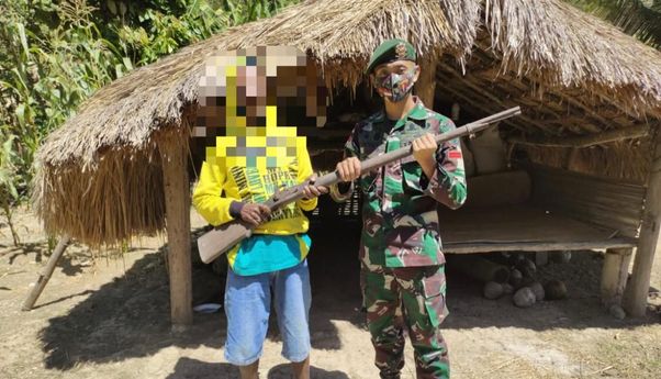 Seperti ini Bentuk 100 Senpi dan 5 Bahan Peledak dari Perbatasan RI-Timor Leste yang Disita Yonarmed 6/3 Kostrad