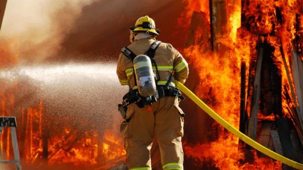 Peralatan Pemadam Kebakaran yang Wajib dan Melekat pada Petugas Damkar