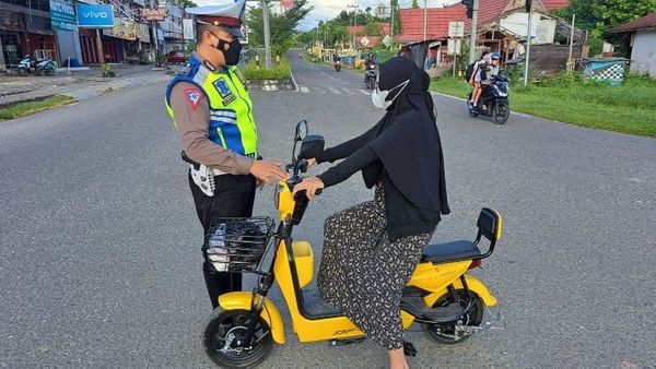Respons Menohok Netizen Tahu Polisi Larang Sepeda Listrik di Jalan Raya: Gak Bisa Cuan Ya Pak?