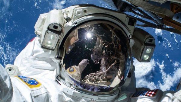 Live Video Astrounaut ISS Jadi Heboh Setelah Dua UFO Sedang Melewatinya