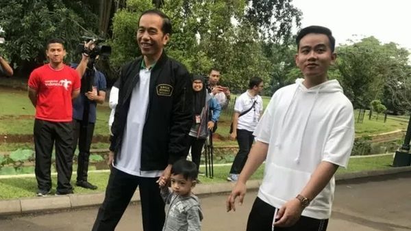 Momen Kocak Jokowi “Cuekin” Gibran Saat Blusukan di Pasar Gede