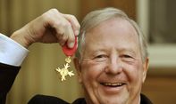 Komedian Legendaris Tim Brooke-Taylor Meninggal karena Covid-19