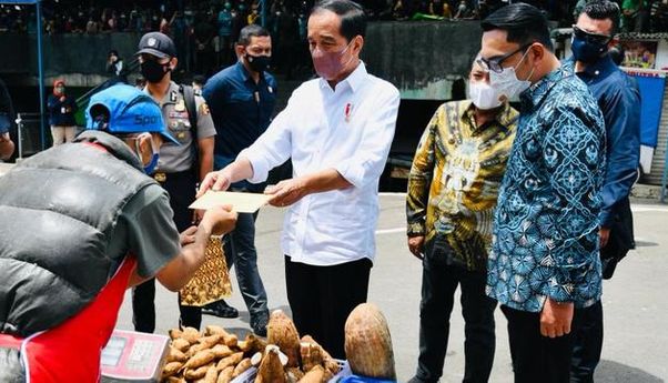 Presiden Jokowi Salurkan Bantuan Tunai Rp1,2 Juta ke Pedagang di Pasar Baru Tanjung Enim