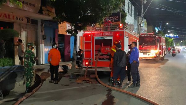 Berita Kebakaran: Terbaru! Si Jago Merah Melahap Gudang Toko Obat di Mintagaren Kota Tegal