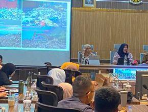 Pemkab Garut Kaji Penggunaan Limbah Plastik untuk Aspal Jalan