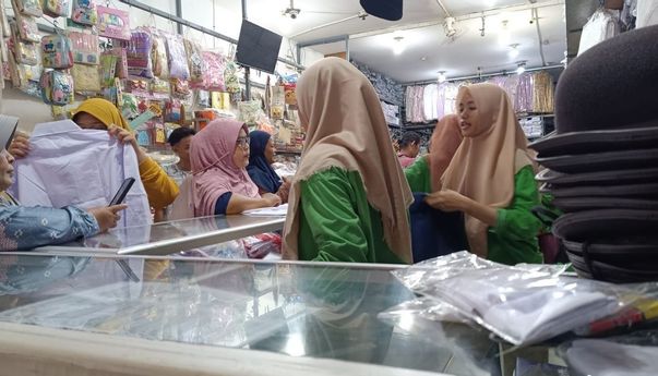Penjual Seragam Sekolah di Tangsel Kebanjiran Pembeli Jelang Tahun Ajaran Baru