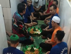 Obati Rindu Keluarga Saat Lebaran, Polresta Surakarta Suguhkan Nasi Tumpeng untuk Para Tahanan
