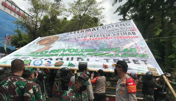 Luar Biasa! TNI Turunkan Baliho Habib Rizieq, Satpol PP Klarifikasi