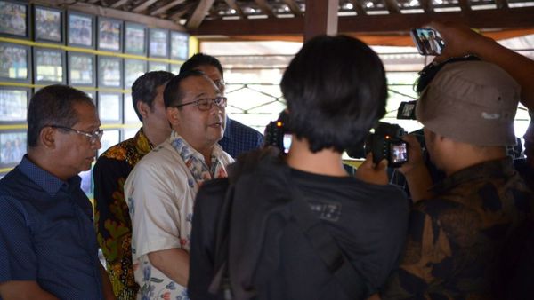 Sutrisna Wibawa, Rektor Nyentrik dari UNY Calonkan Diri sebagai Bupati Gunungkidul