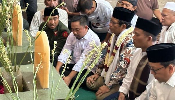 Mahfud MD Ziarah ke Makam Mbah Ratu Ayu di Pasuruan: Tradisi NU untuk Mengambil Pelajaran