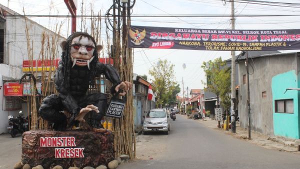 Berita Jateng: Sambut Hari Kemerdekaan RI, Warga Kelurahan Slerok Tegal Buat Monster Kresek Setinggi 4,5 Meter