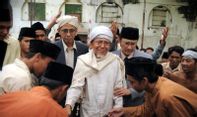 Transmisi Covid-19, Budaya Salaman Masuk Zona Merah
