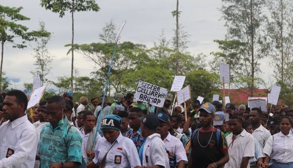 Tak Terima Brimob Bikin Markas di Sekolahnya, Ratusan Siswa di Papua Turun Aksi