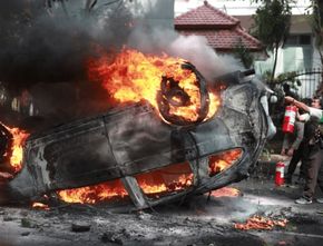 Mobil yang Dibakar Demonstran Apakah Dapat Klaim Asuransi?