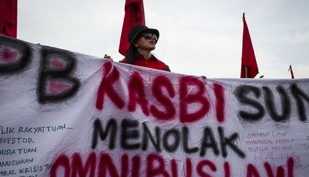 Demonstran Omnibus Law Cipta Kerja: “Rezim Ini Anti-Rakyat!”