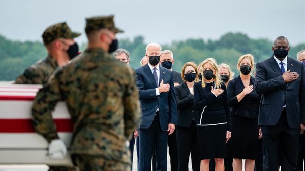 Ada Tangisan Histeris Wanita Ketika Presiden Biden Jemput 11 Peti Jenazah Prajurit AS dari Afghanistan