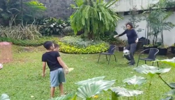 Saat Sri Mulyani Jadi Kiper dan Kebobolan Tendangan 'Geledek' Sang Cucu