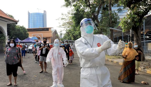 Panas-panasan Pakai APD Lengkap, Walkot Surabaya Ikut Senam Bareng Pasien OTG