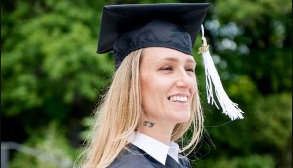 Kisah Perempuan Mantan Pecandu Narkoba yang Berubah Jadi Lulusan Terbaik Universitas