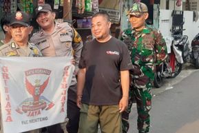 Petugas Gabungan Tertibkan Bendera Ormas GRIB Jaya di Kawasan Menteng