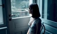 Gadis yang Duduk di Depan Pintu Bakal Susah Dapat Jodoh dan Rezeki, Apa Hanya Mitos?