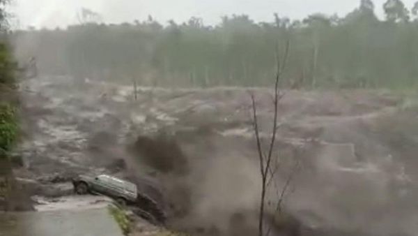 Viral Video Mobil Tiba-tiba Terseret Banjir Lahar Dingin Gunung Semeru
