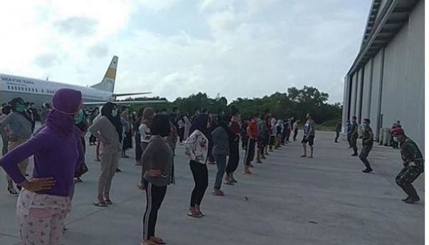 WNI dari Wuhan Tampak Gembira Bersama TNI di Natuna