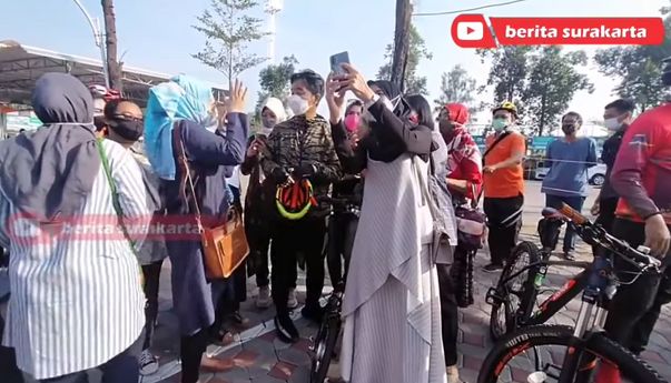Lagi Bersepeda, Gibran Rakabuming 'Dikeroyok' Emak-emak