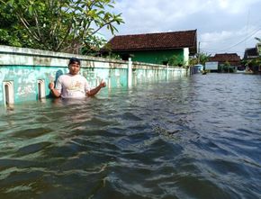Banjir Setinggi Dada Orang Dewasa Tenggelamkan Ratusan Makam di Pati