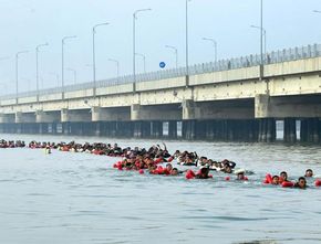 Benarkah Ada Pemudik Nekat Berbondong Renang di Bawah Jembatan Suramadu?